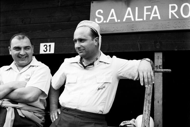 Durante los entrenamientos, los dos grandes pilotos y buenos amigos argentinos José Froilan González y Juan Manuel Fangio comparten un divertido momento. González conducía un Talbot 26GS francés para Ecurie Louis Rosier pero tuvo que retirarse por falla en la bomba de aceite. Fangio ganó la carrera con su Alfa Romeo 158 de fábrica en 1951.