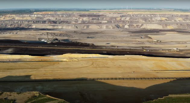 La mine à ciel ouvert de Garzweiler s’enfonce dans le sol à une profondeur de 400 mètres et s’étend sur une superficie de 48 km2. Elle est l’une des plus grandes mines de charbon d’Europe, mais aussi le site le plus polluant de tout le continent. (Photo: Alle Dörfer BLEIBEN !)