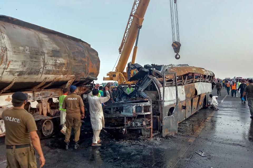 PAKISTÁN-ACCIDENTE DE AUTOBÚS (AP)