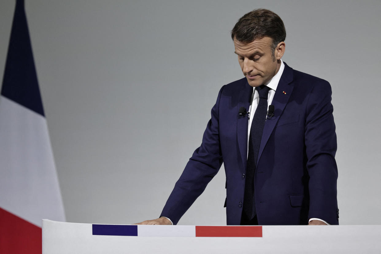 Renvoyer le Front populaire et le RN dos-à-dos, stratégie trompeuse et risquée pour la macronie (photo prise le 12 juin à Paris)