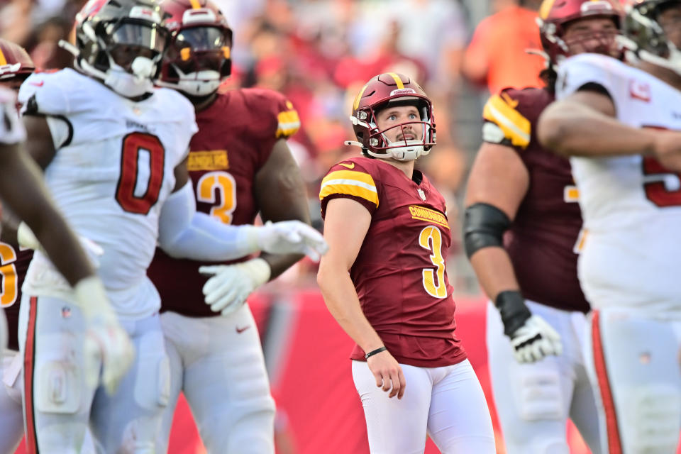 Cade York kehilangan pekerjaannya setelah gagal mencetak dua gol lapangan dalam pertandingan pembuka musim Washington. (Julio Aguilar/Getty Images)