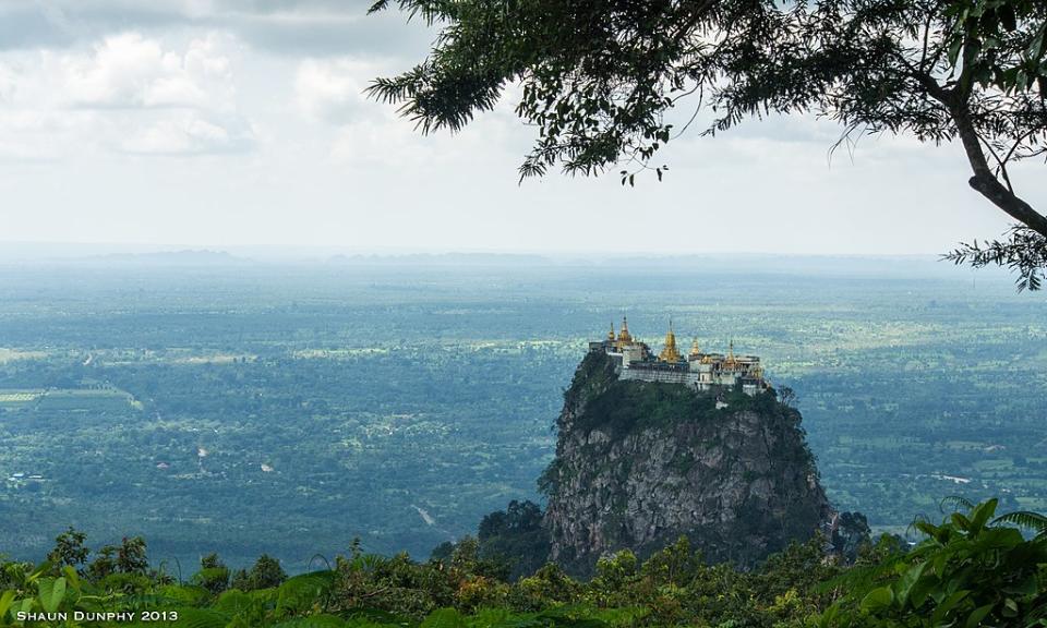 波巴山Taung Kalat (Photo by ReflectedSerendipity from United Kingdom, License: CC BY-SA 2.0, Wikimedia Commons提供, 圖片來源commons.wikimedia.org/wiki/File:Popa_Taung_Kalat_(10808711216).jpg)