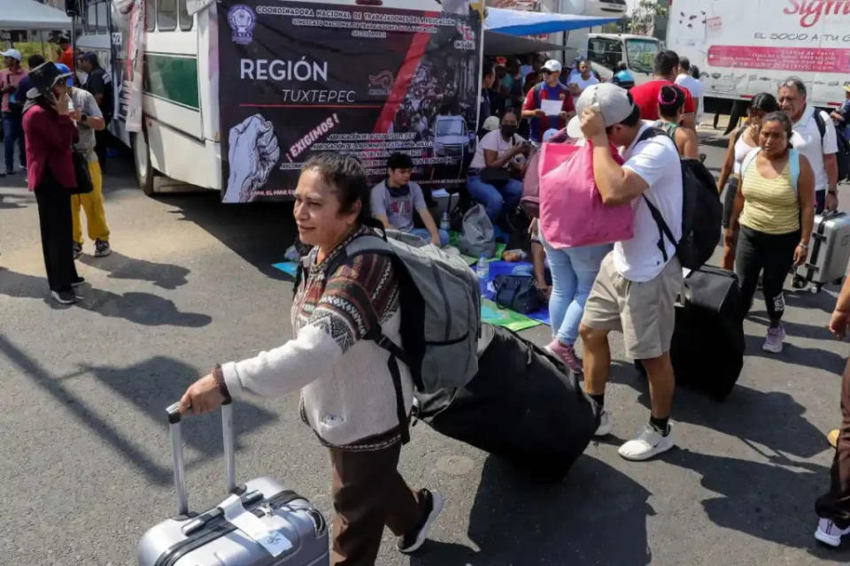 Maestros de la Sección 22 del SNTE mantiene bloqueo a accesos al aeropuerto de Oaxaca