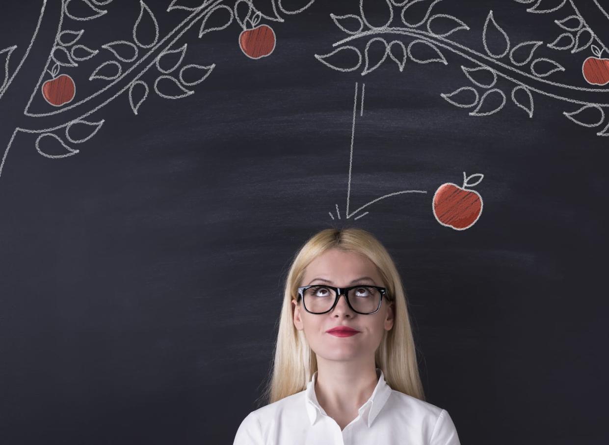 <a href="https://www.shutterstock.com/es/image-photo/business-woman-falling-apple-on-blackboard-658809316" rel="nofollow noopener" target="_blank" data-ylk="slk:Creative-Touch/Shutterstock;elm:context_link;itc:0;sec:content-canvas" class="link ">Creative-Touch/Shutterstock</a>