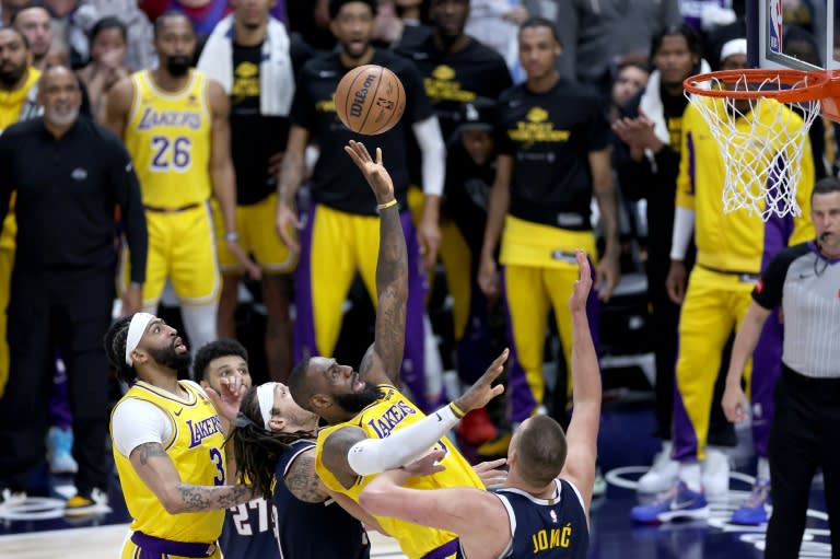 LeBron James (G) à la lutte avec Nikola Jokic (D) lors du match 5 des play-offs de NBA entre son équipe des LA Lakers et les Nuggets, le 29 avril 2024 à Denver (MATTHEW STOCKMAN)