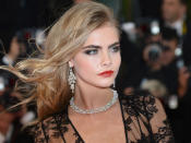 Klassisch! Cara Delevingne kam 2013 mit einer Diamantkette und dazupassenden Ohrringen von Chopard zu den Filmfestspielen in Cannes. (Bild-Copyright: ALBERTO PIZZOLI/AFP)