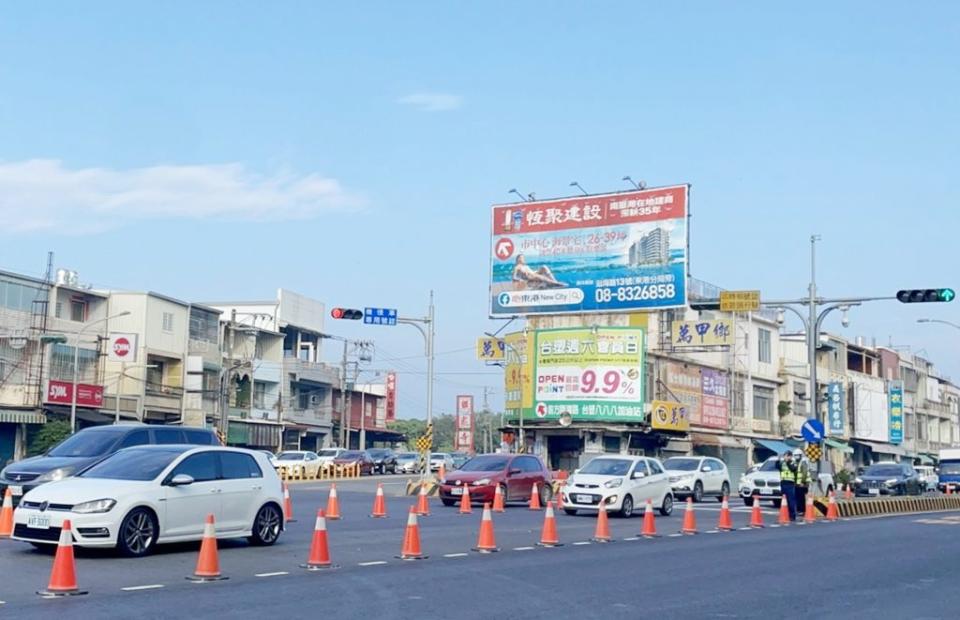 元旦三天連假首日車流湧現，警方調撥車道因應。（記者毛莉攝）