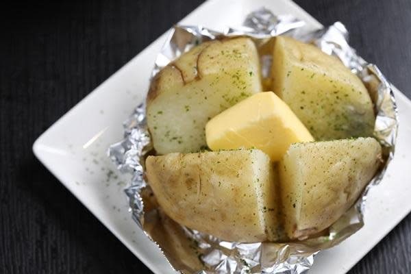 「奶油馬鈴薯」是晚餐限定，雖然只有撒上一點青海苔、鹽和奶油，味道卻不單調。（60元／份）