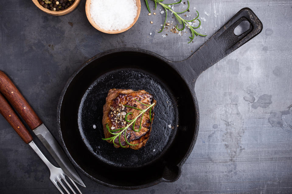 Beim Anbraten von Steaks ist es entscheidend, dass du auf raffiniertes Öl setzt. (Bild: Getty Images)