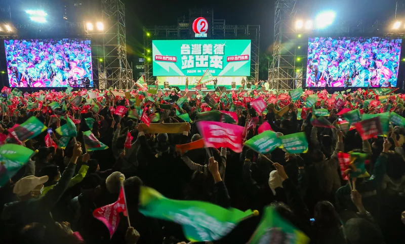 民進黨12日在新北市板橋第二運動場舉行「台灣美德 站出來，迎向勝利選前之夜」造勢活動，台下旗海飄揚。（中央社）