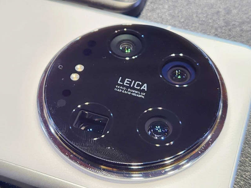 小米14 Ultra的相機秉持著前代圓型的設計，帶有超濃厚的專業攝影感。（圖／廖梓翔攝）