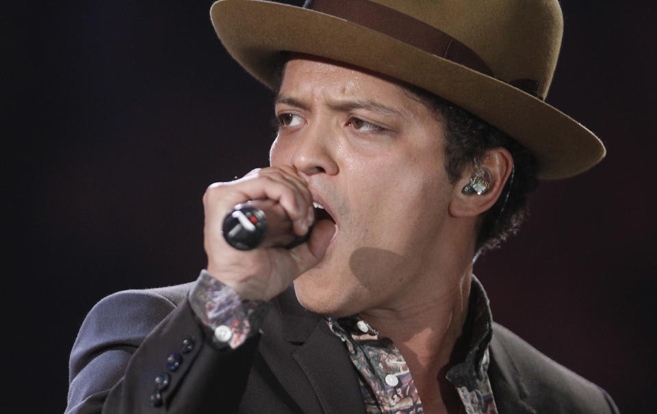 Singer Bruno Mars performs during the Victoria's Secret Fashion Show in New York November 7, 2012. REUTERS/Carlo Allegri (UNITED STATES - Tags: ENTERTAINMENT FASHION)