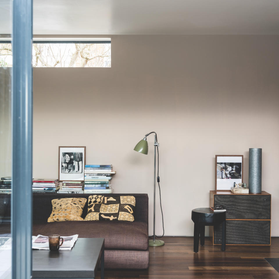 living room ceiling ideas, living room with gloss white ceiling, off white walls, dark wood floor, low sofa, retro styling