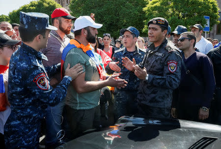 Armenian opposition supporters argue with police officers as they block a road after protest movement leader Nikol Pashinyan announced a nationwide campaign of civil disobedience in Yerevan, Armenia May 2, 2018. REUTERS/Gleb Garanich