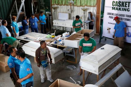 Former drug users undergoing rehabilitation make coffins as part of a local government drug rehabilitation program for people involved with the drugs "Shabu" (Methamphetamine Hydrochloride) in Olongapo city, northern Philippines, October 5, 2016. REUTERS/Erik De Castro