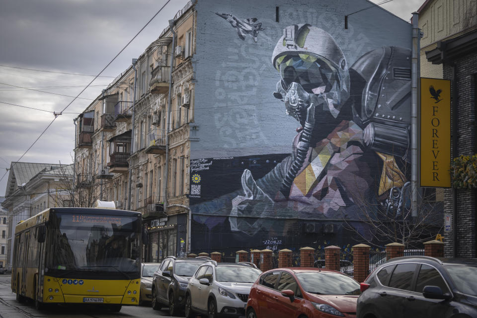 Un mural muestra a un piloto ucraniano haciendo un gesto con el pulgar hacia arriba, en un edificio de apartamentos en Kiev, Ucrania, el 19 de enero de 2024. El mura se refiere a la leyenda urbana del Fantasma de Kiev, un as de la aviación que derribó a seis pilotos rusos en las 30 horas posteriores a la invasión rusa en febrero de 2022 en su defensa del cielo de la capital. (AP Foto/Efrem Lukatsky)