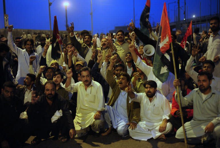 Activists of the ruling Pakistani Peoples Party protest against the Supreme Court decision to arrest Pakistan Prime Minister Raja Pervez Ashraf, at a rally in Karachi on January 15, 2013