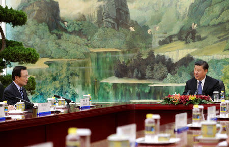 South Korean special envoy Lee Hae-chan (L) meets China's President Xi Jinping at the Great Hall of the People, in Beijing, China May 19, 2017. REUTERS/Jason Lee