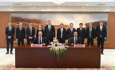 Sinopec y TotalEnergies firman un acuerdo para la producción sostenible de combustible de aviación. (PRNewsfoto/SINOPEC)