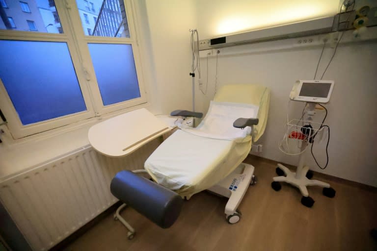 Les sage-femmes spécialement formées pourront désormais pratiquer l'IVG instrumentale en établissement de santé dans les mêmes conditions de sécurité que les médecins (Emmanuel DUNAND)