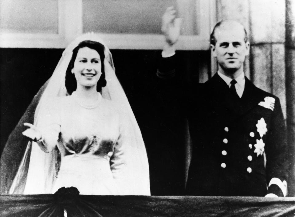 (Eingeschränkte Rechte für bestimmte redaktionelle Kunden in Deutschland. Limited rights for specific editorial clients in Germany.) Elisabeth II. *21.04.1926-Koenigin von GB seit 1953- mit Philip Mountbatten auf dem Balkon des Buckingham Palace nach der Trauung (Photo by ullstein bild/ullstein bild via Getty Images)