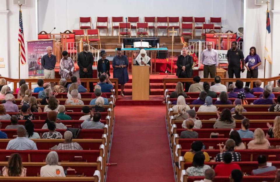 Patricia Salahuddin presenta a los miembros recién elegidos de la junta ejecutiva de la organización interreligiosa sin ánimo de lucro People Acting for Community Together (PACT) durante su asamblea anual en Ebenezer United Methodist Church. El objetivo de PACT es responsabilizar a los funcionarios públicos de Miami mediante la organización popular.