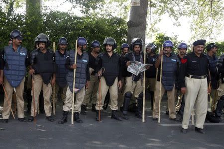 Police stand guard outside the residence of Tahir ul-Qadri, Sufi cleric and leader of political party Pakistan Awami Tehreek (PAT), in Lahore August 13, 2014. REUTERS/Mohsin Raza