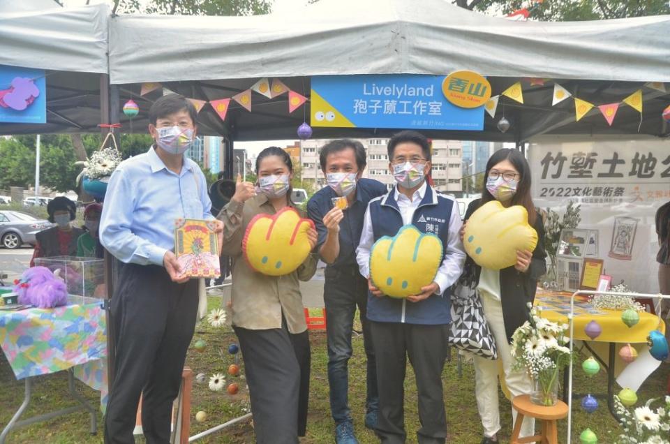 新竹市社造聯合成果展二十二日在北大公園展開，由市府六個局處聯合舉辦，現場有社區農產美食、音樂展演、手作DIY等活動，讓民眾透過五感參與社區營造。(記者曾芳蘭攝)