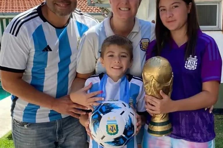 Alejo junto a su familia