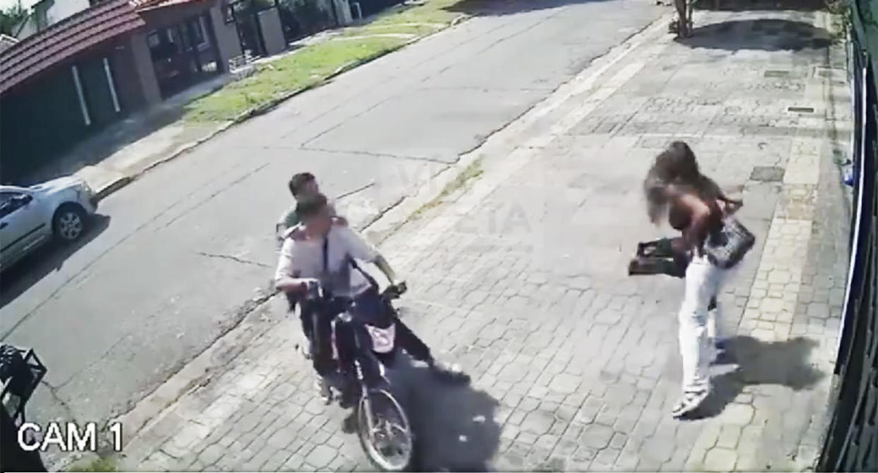 Mujer logra burlar a un par de ladrones que la perseguían en una moto. Foto: Captura de video X vía @mauroszeta