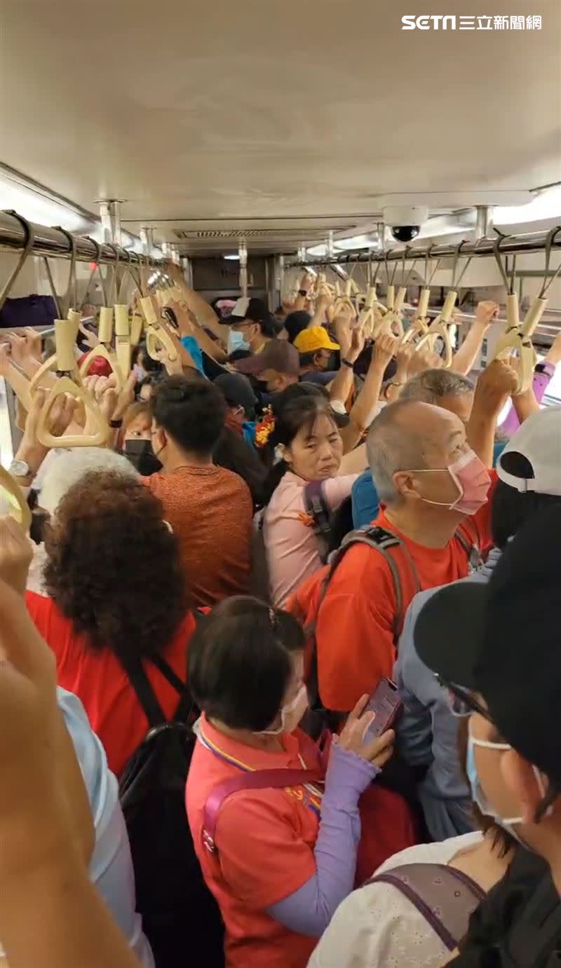 大甲媽回鑾車站又塞爆，整個車廂都是人潮一上車就動彈不得。（圖／民眾提供）