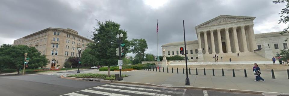 The United Methodist Building (left) is steps away from the Supreme Court. (Photo: <a href="https://www.google.com/maps/@38.8907411,-77.0059637,3a,75y,63.62h,97.98t,0.76r/data=!3m6!1e1!3m4!1sNTlZIYCxARczMplYxYYfoA!2e0!7i16384!8i8192" target="_blank">Google Maps Screen Shot</a>)