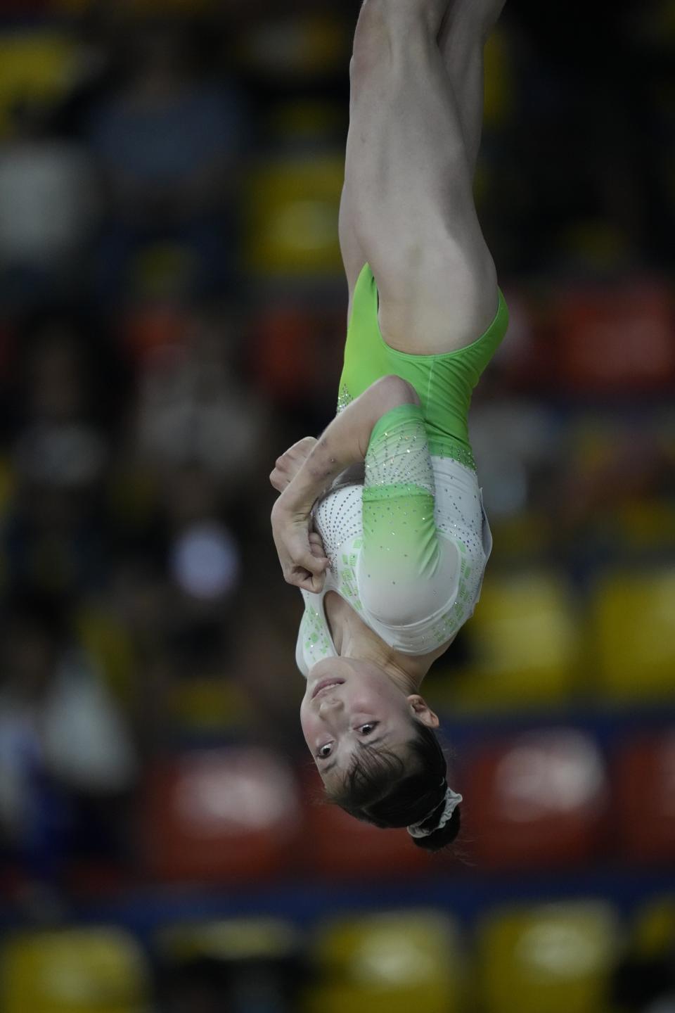 La mexicana Paulina Campos disputa la final de viga de equilibrio en los Juegos Centroamericanos y del Caribe en San Salvador, el miércoles 28 de junio de 2023 (AP foto/Arnulfo Franco)