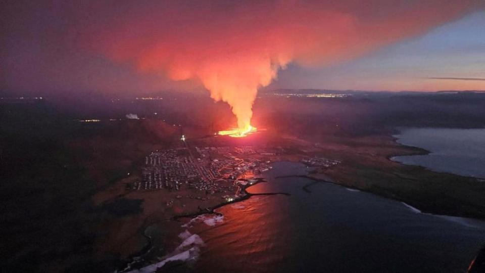 Вулкан извергает лаву и дым во время извержения на полуострове Рейкьянес.
