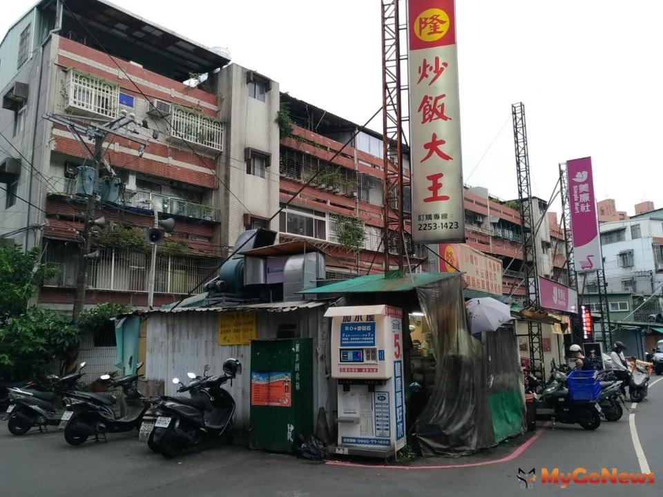 ▲板橋區莊敬路、縣民大道3段63巷及縣民大道3段33巷所圍街廓，更新前現場實景。(圖/新北市政府)