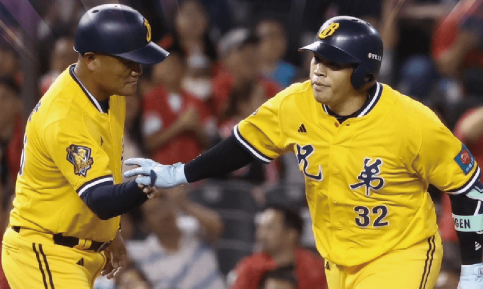 曾頌恩（右）敲出本季的第一轟陽春砲。（翻攝自CPBL 中華職棒臉書）