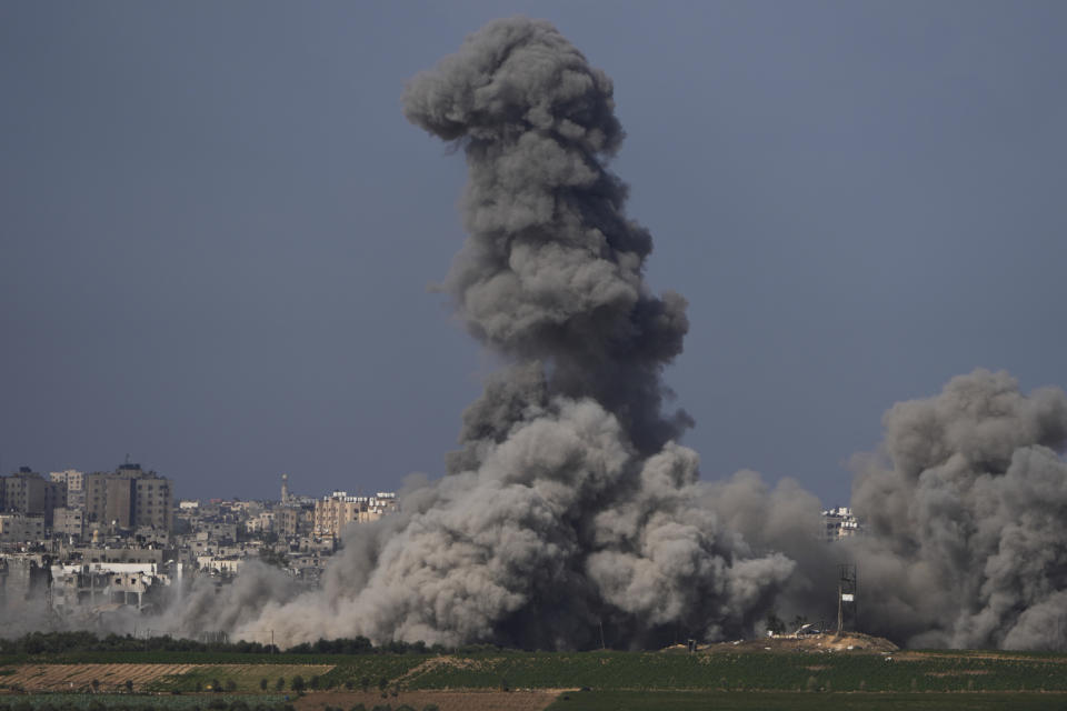 Una columna de humo se eleva tras una ataque aéreo israelí en la Franja de Gaza, el 20 de octubre de 2023, vista desde el sur de Israel. (AP Foto/Francisco Seco)