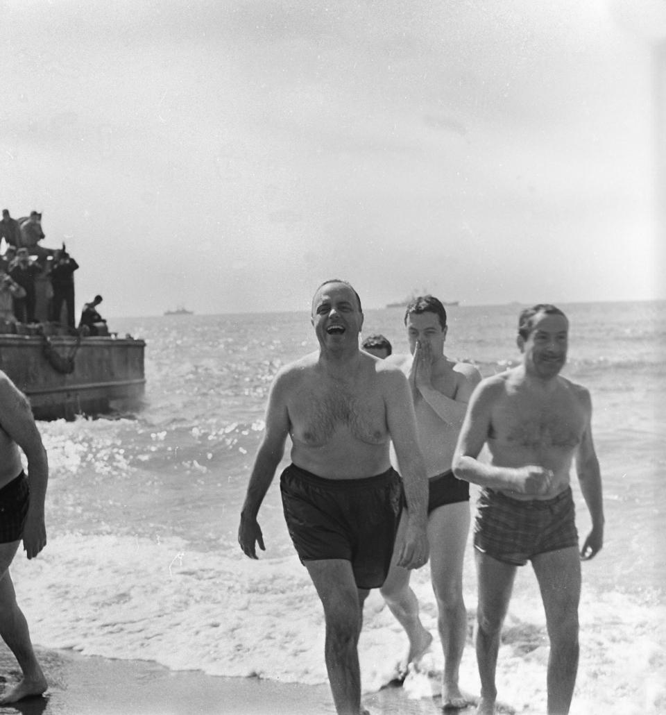 Manuel Fraga y Angier Biddle Duke en su baño en Palomares. (Photo by Gianni Ferrari/Cover/Getty Images)