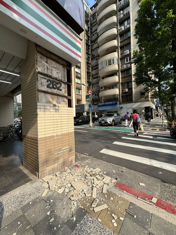 花蓮地震規模7.2  北市建物外牆剝落 花蓮近海3日上午發生芮氏規模7.2地震，各地災情陸 續傳出，中央災害應變中心即時開設成立，有民眾在 地震發生當下，看到台北市大安區光復南路有建物的 外牆磁磚應聲碎裂，幸未釀傷亡。 （民眾提供） 中央社記者黃麗芸傳真  113年4月3日 