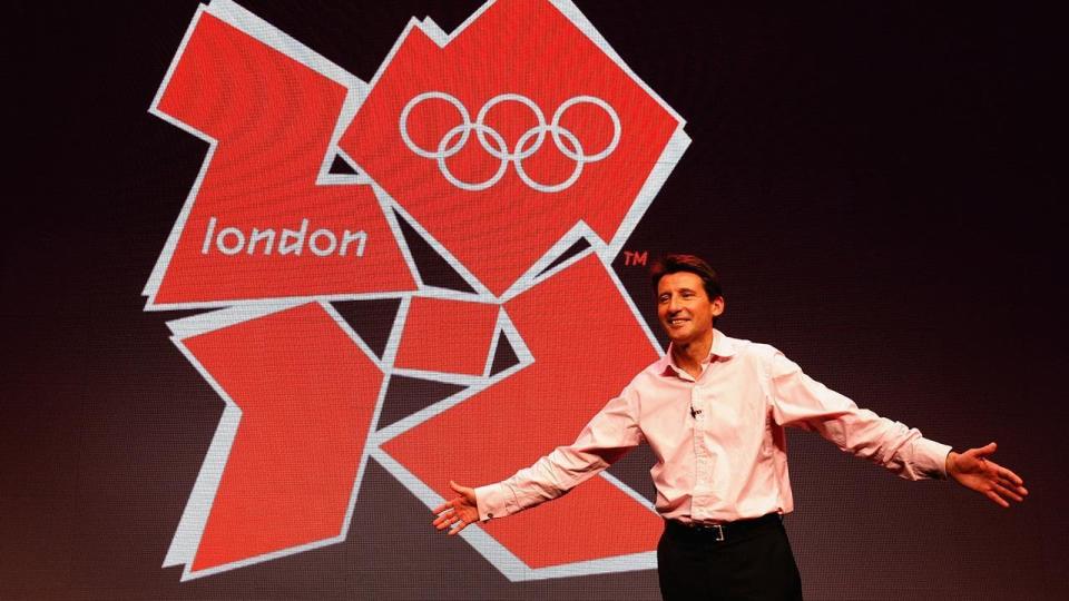 Lord Sebastian Coe pose pour devant le logo des Jeux Olympiques de 2012. (Photo : Daniel Berehulak/Getty Images)