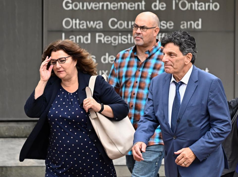 Diane Magas, left, lawyer for Chris Barber, centre, walks with Tamara Lich's lawter Lawrence Greenspon to the Ottawa Courthouse on Sept. 19, 2023.