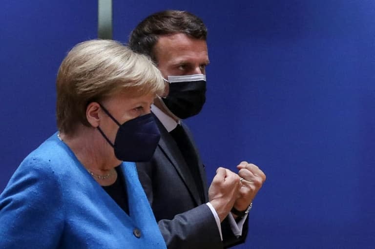 La chancelière allemande Angela Merkel avec le président français Emmanuel Macron le 24 mai 2021 à un sommet européen à Bruxelles - YVES HERMAN © 2019 AFP