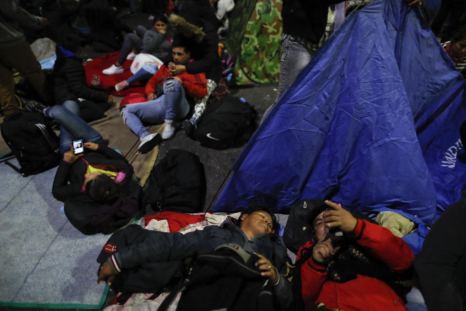 Manifestantes acampan afuera del Ministerio de Desarrollo Social durante una protesta en Buenos Aires, Argentina, el miércoles 11 de septiembre de 2019. Las organizaciones sociales piden al gobierno que declare la emergencia alimentaria. (AP Foto / Natacha Pisarenko)