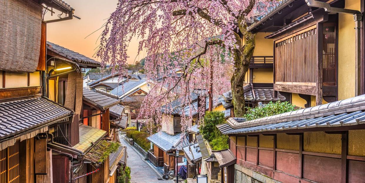 kyoto, japan springtime at the historic higashiyama distirct