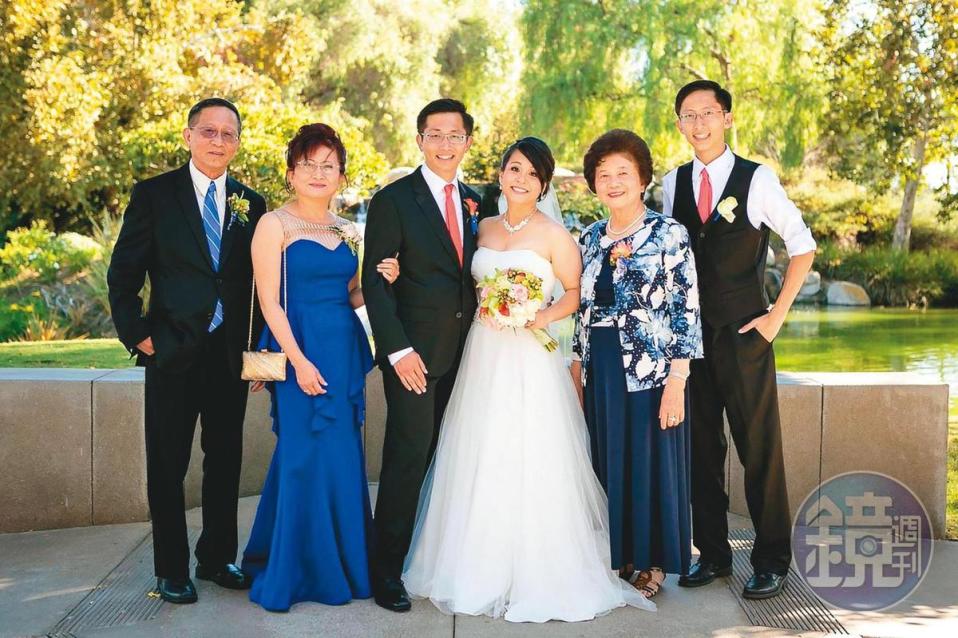 何重人（左1）的長子結婚時，拍攝全家福。（何重人提供）