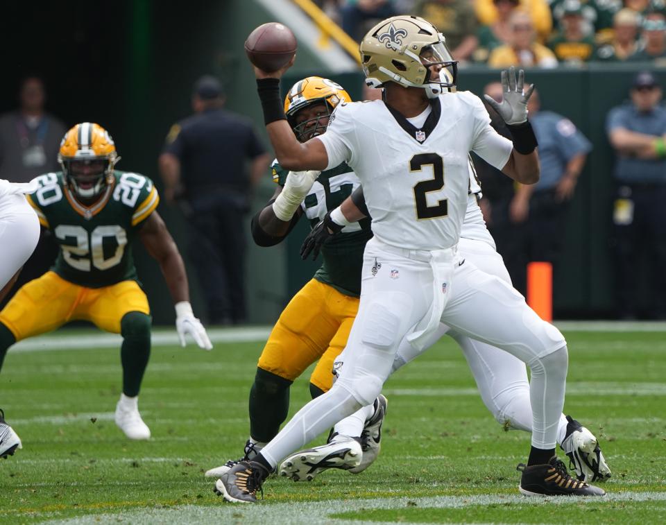 Filling in for the injured New Orleans Saints quarterback <a class="link " href="https://sports.yahoo.com/nfl/players/27564" data-i13n="sec:content-canvas;subsec:anchor_text;elm:context_link" data-ylk="slk:Derek Carr;sec:content-canvas;subsec:anchor_text;elm:context_link;itc:0">Derek Carr</a> (4), quarterback <a class="link " href="https://sports.yahoo.com/nfl/players/28389" data-i13n="sec:content-canvas;subsec:anchor_text;elm:context_link" data-ylk="slk:Jameis Winston;sec:content-canvas;subsec:anchor_text;elm:context_link;itc:0">Jameis Winston</a> (2)