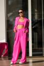 <p>Quedamos fascinadas con este conjunto rosado, de pantalón, chaqueta y crop top, que lució la socialité en Cannes. </p>