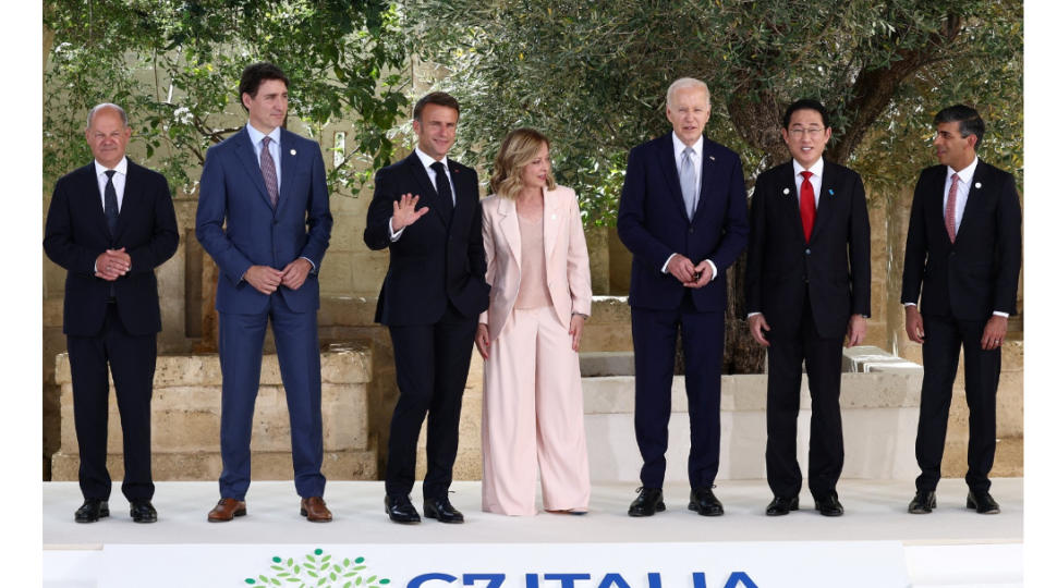2024年6月13日，義大利主辦的G7領袖峰會開幕，左起：德國總理蕭茲、加拿大總理杜魯道、法國總統馬克宏、義大利總理梅洛尼、美國總統拜登、日本首相岸田文雄、英國首相蘇納克；除了梅洛尼，所有人國內支持率都落後。路透社