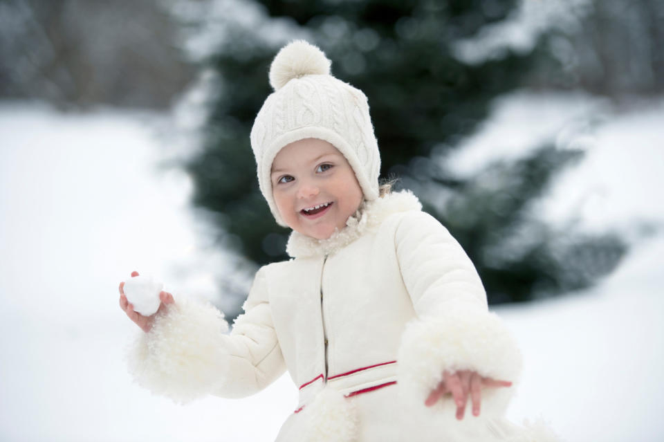 Vorsicht, Schneeball-Attacke! Was für ein kleiner Frechdachs – aber an diesem Tag darf Estelle alles. Das Foto wurde nämlich am 23. Februar aufgenommen. Am dritten Geburtstag der Mini-Prinzessin.