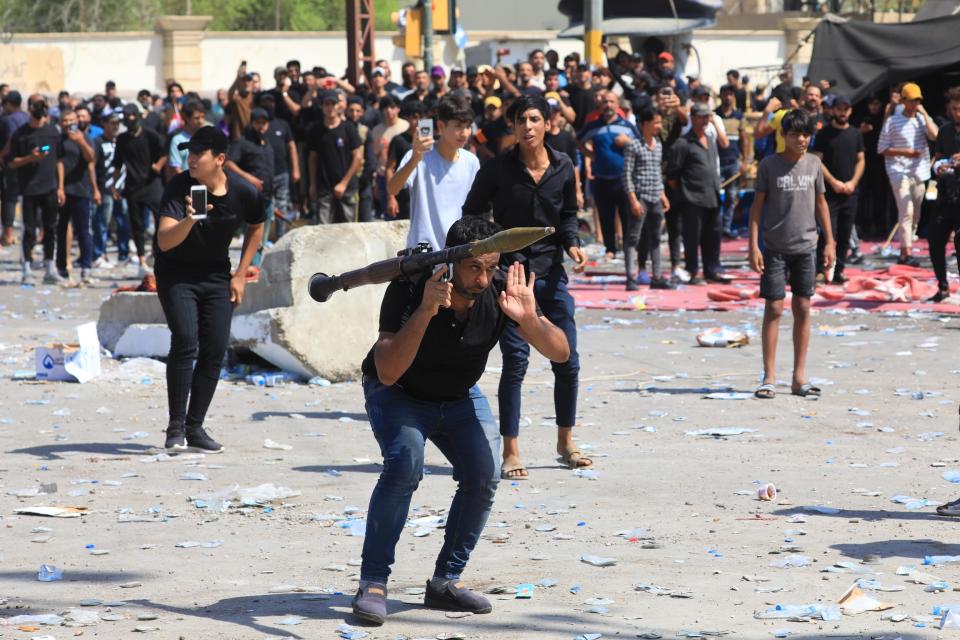 <p>Irak se encuentra paralizado políticamente desde las elecciones de octubre de 2021, que dieron al partido de Al Sadr una ligera mayoría no reconocida por el resto de grupos ni por las milicias. La tensión no ha dejado de crecer y la situación es límite. (Foto: Murtadha Al Sudani / Anadolu Agency / Getty Images).</p> 
